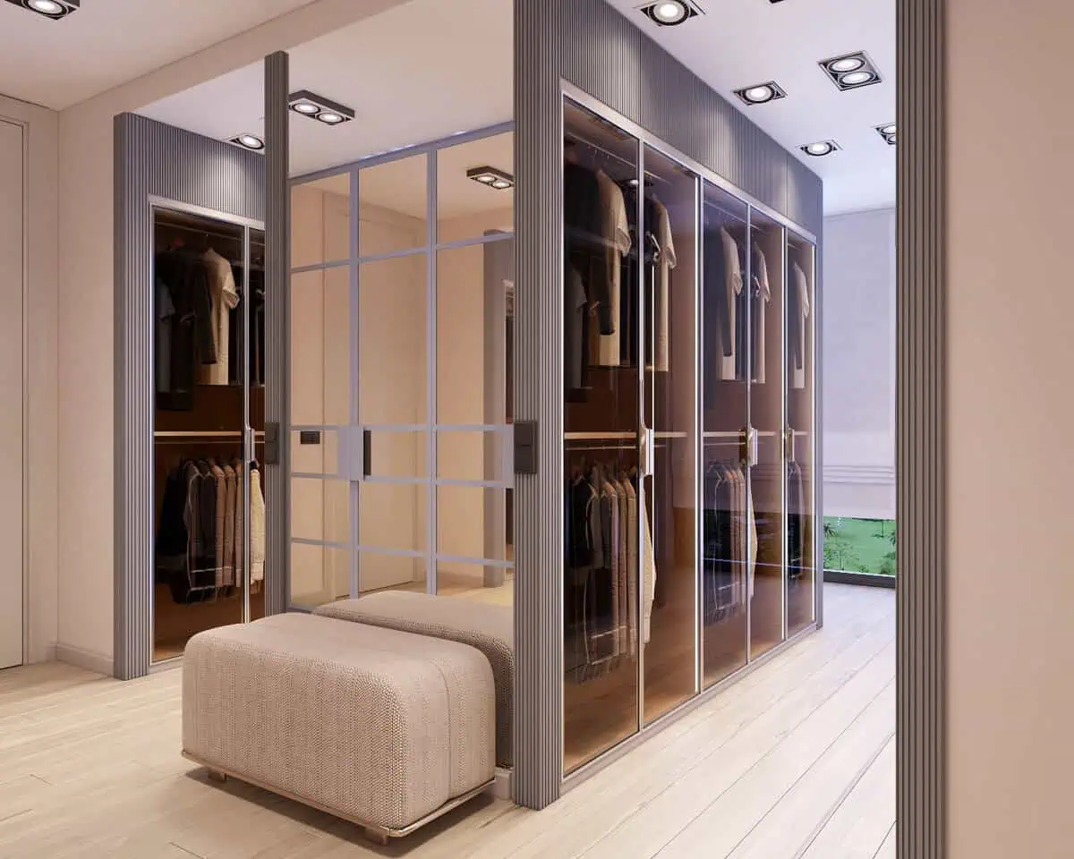 Cam panelli, simetrik modüllü modern giyinme odası iç mimari uygulaması