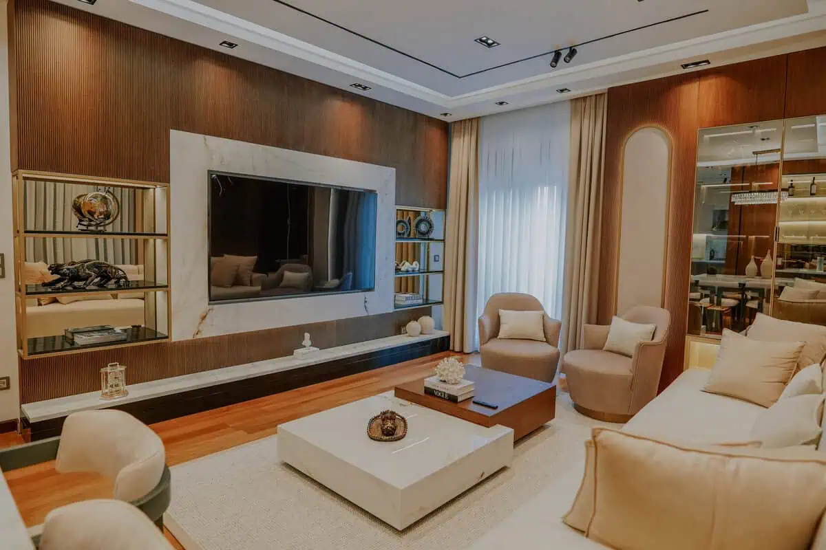 Ahşap dokulu TV ünitesi ve salon iç mimarisi – modern çizgilerle özel üretim uygulama